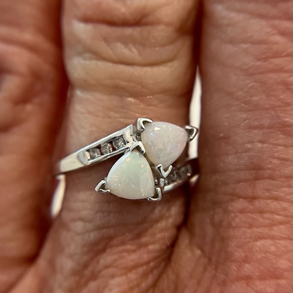 Bypass Oval 10K White Gold Ring with Accent Diamonds, size 4.5 - Picture 9 of 14